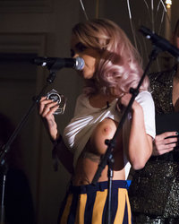 Девушки красуются голыми титьками дома и на публике 6 фотография Девушки красуются голыми титьками дома и на публике 6 фотография