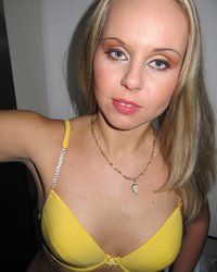 Милая блондинка в желтом белье раздевается перед камерой 1 фотография Милая блондинка в желтом белье раздевается перед камерой 1 фотография