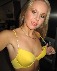 Милая блондинка в желтом белье раздевается перед камерой 5 фотография Милая блондинка в желтом белье раздевается перед камерой 5 фотография