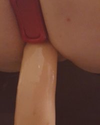 Пилотки и попки девиц из которых торчат разные игрушки 5 фотография