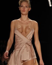 Подборка моделей на подиуме с обнаженными сиськами 7 фотография Подборка моделей на подиуме с обнаженными сиськами 7 фотография