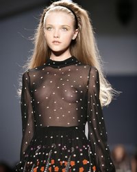 Подборка моделей на подиуме с обнаженными сиськами 11 фотография Подборка моделей на подиуме с обнаженными сиськами 11 фотография