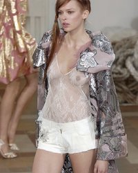 Подборка моделей на подиуме с обнаженными сиськами 12 фотография Подборка моделей на подиуме с обнаженными сиськами 12 фотография