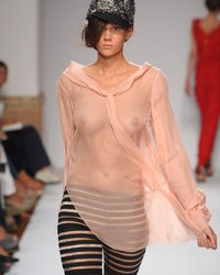 Подборка моделей на подиуме с обнаженными сиськами 15 фотография Подборка моделей на подиуме с обнаженными сиськами 15 фотография