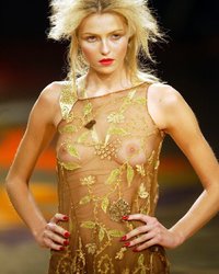 Подборка моделей на подиуме с обнаженными сиськами 16 фотография Подборка моделей на подиуме с обнаженными сиськами 16 фотография