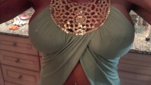 Подборка девок в майках с торчащими сосками 8 фото