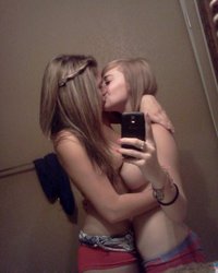 Селфи молодых телочек с красивыми сиськами 2 фотография Селфи молодых телочек с красивыми сиськами 2 фотография