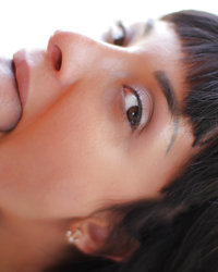 Anissa Kate страстно сосет член партнера во дворе 13 фотография