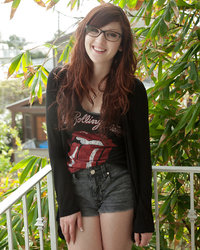 Ellena Woods раздевается на лестнице 1 фотография Ellena Woods раздевается на лестнице 1 фотография