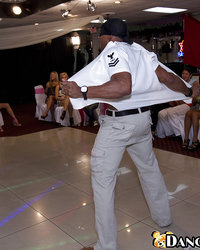 Стриптизер дал за щеку нескольким гостьям и полил их спермой 1 фотография Стриптизер дал за щеку нескольким гостьям и полил их спермой 1 фотография