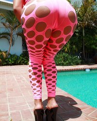 Jynx Maze в розовом белье раздевается и щипает себя за соски 5 фотография Jynx Maze в розовом белье раздевается и щипает себя за соски 5 фотография