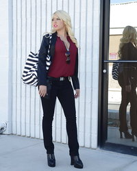 Kagney Linn Karter в полицейской форме засветила задницей 8 фотография Kagney Linn Karter в полицейской форме засветила задницей 8 фотография