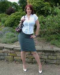 Грудастая мамаша посреди парка показывает сексуальные ножки 2 фотография