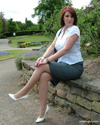 Грудастая мамаша посреди парка показывает сексуальные ножки 3 фотография