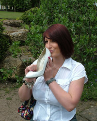 Грудастая мамаша посреди парка показывает сексуальные ножки 16 фотография