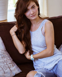 Телка в джинсах и серой майке показала стриптиз 1 фотография Телка в джинсах и серой майке показала стриптиз 1 фотография