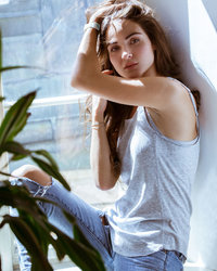 Телка в джинсах и серой майке показала стриптиз 2 фотография Телка в джинсах и серой майке показала стриптиз 2 фотография