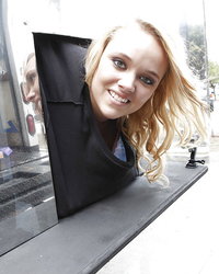 Alexis Monroe с завязанными глазами светит упругими дойками 15 фотография