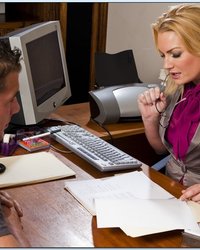 Парень на работе трахнул в жопу симпатичную блондинку 2 фотография Парень на работе трахнул в жопу симпатичную блондинку 2 фотография