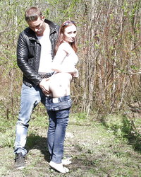 Парень посреди леса трахает в жопу молодую подругу 1 фотография