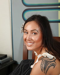 Загорелая телка снимает трусики и показывает голую пизду 1 фотография Загорелая телка снимает трусики и показывает голую пизду 1 фотография