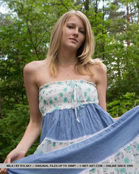 Деревенская телка в зеленом платье светит пиздой возле пруда 1 фотография Деревенская телка в зеленом платье светит пиздой возле пруда 1 фотография