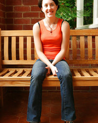 Веселая баба во дворе на скамейке светит голой киской 1 фотография Веселая баба во дворе на скамейке светит голой киской 1 фотография