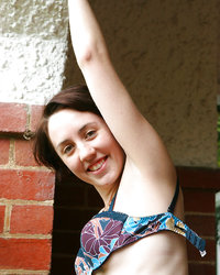 Веселая баба во дворе на скамейке светит голой киской 6 фотография Веселая баба во дворе на скамейке светит голой киской 6 фотография