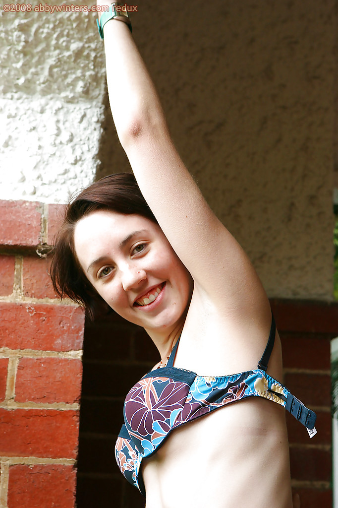 Веселая баба во дворе на скамейке светит голой киской 6 фото