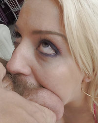 Блондинка на коленях глубоко заглатывает ствол хахаля 15 фотография Блондинка на коленях глубоко заглатывает ствол хахаля 15 фотография