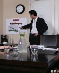 Veronica Rayne в офисе возбуждает босса и трахается с ним на столе 1 фотография Veronica Rayne в офисе возбуждает босса и трахается с ним на столе 1 фотография