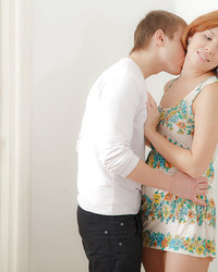 Рыжая красотка занялась сексом с хахалем на белом диване 1 фотография Рыжая красотка занялась сексом с хахалем на белом диване 1 фотография