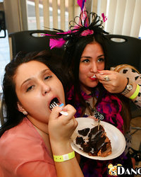 Пьяные бабы сосут член стриптизера на вечеринке 4 фотография