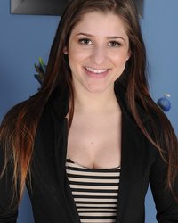 Крашенная стерва на кастинге показывает розовую дырку 1 фотография Крашенная стерва на кастинге показывает розовую дырку 1 фотография