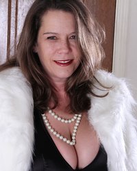 Грудастая баба крупным планом показывает киску и клитор 1 фотография Грудастая баба крупным планом показывает киску и клитор 1 фотография