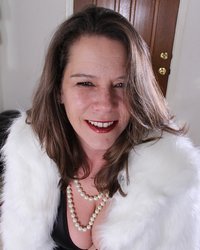 Грудастая баба крупным планом показывает киску и клитор 2 фотография Грудастая баба крупным планом показывает киску и клитор 2 фотография