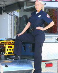 Барышня в медицинской форме возле авто показывает стриптиз 1 фотография Барышня в медицинской форме возле авто показывает стриптиз 1 фотография