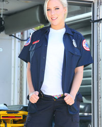 Барышня в медицинской форме возле авто показывает стриптиз 2 фотография Барышня в медицинской форме возле авто показывает стриптиз 2 фотография