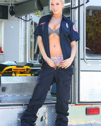 Барышня в медицинской форме возле авто показывает стриптиз 5 фотография Барышня в медицинской форме возле авто показывает стриптиз 5 фотография