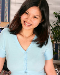 Узкоглазая брюнетка показывает голую киску и сиськи 1 фотография Узкоглазая брюнетка показывает голую киску и сиськи 1 фотография