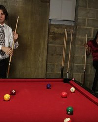 Парень трахает на бильярдном столе шикарную брюнетку 2 фотография Парень трахает на бильярдном столе шикарную брюнетку 2 фотография