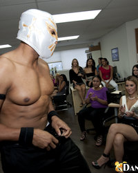 Стриптизер на девичнике трахнул в рот пару мамаш 1 фотография Стриптизер на девичнике трахнул в рот пару мамаш 1 фотография