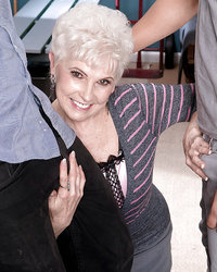 Двое парней трахнули в кабинете старую кладовщицу 2 фотография Двое парней трахнули в кабинете старую кладовщицу 2 фотография