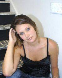 Голубоглазая телка на лестнице показывает стриптиз 1 фотография Голубоглазая телка на лестнице показывает стриптиз 1 фотография