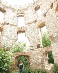 Рыжая красотка посреди развалин ласкает голую щель 1 фотография