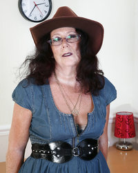 Старая бабка на кастинге показывает затраханную щель на столе 1 фотография Старая бабка на кастинге показывает затраханную щель на столе 1 фотография