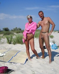 Чувак на пляже отодрал в мокрую дырочку загорелую подружку 1 фотография Чувак на пляже отодрал в мокрую дырочку загорелую подружку 1 фотография