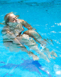 Стройная девушка в обнаженном виде поплавала в бассейне и подрочила киску 5 фотография Стройная девушка в обнаженном виде поплавала в бассейне и подрочила киску 5 фотография