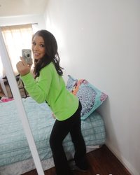 Сексуальная брюнетка раздевается перед зеркалом и делает селфи 1 фотография Сексуальная брюнетка раздевается перед зеркалом и делает селфи 1 фотография