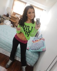 Сексуальная брюнетка раздевается перед зеркалом и делает селфи 2 фотография Сексуальная брюнетка раздевается перед зеркалом и делает селфи 2 фотография